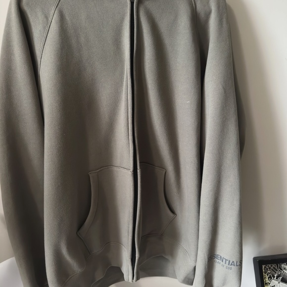 ESSENTIAL - Picture 2 of 2